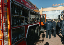 Глава Чехова Артамонов вручил пожарным ключи от новой спецтехники