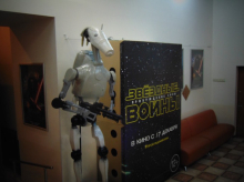 В челябинском кинотеатре зрителей встречает трехметровый робот-дроид из «Звёздных воин»