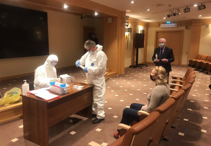 Депутаты Мосгордумы сдали тест на коронавирус