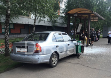 Автомобиль въехал в остановку на Живописной улице в Москве