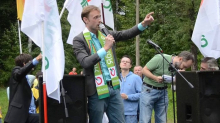 Член питерского «Яблока» пообещал провести гей-парад на Невском и разрешить однополые браки