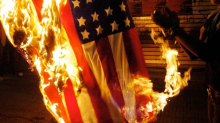 На митинге в Афинах сожгли флаги Турции и США