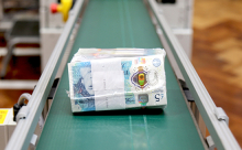 В Великобритании ввели в обращение пластиковые банкноты