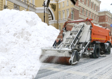 Амосов посчитал нецелесообразным отказ Смольного от закупки новой снегоуборочной техники 