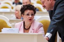 Депутат Рахова пришла на заседание ЗакСа после допросов по «школьному делу» о хищениях 28 млн рублей из петербургского бюджета