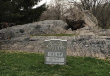 В Центральном парке Нью-Йорка было замечено надгробие Дональда Трампа