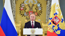 Путин пообещал повысить зарплаты силовикам