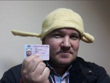 Житель столицы сфотографировался на водительские права с дуршлагом на голове