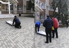 Тело женщины привезли к зданию районной администрации в Краснодарском крае