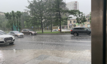 Гроза и потопы на дорогах: в Сети появились кадры последствий непогоды в Москве