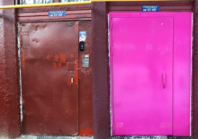 Дверь многоквартирного дома на северо-западе Москвы покрасили в ярко-розовый цвет