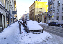 Автомобили петербуржцев «утрамбовывают» в снег