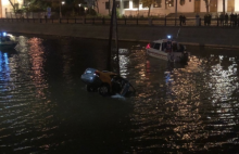 В Москве автомобиль каршеринга упал в Водоотводный канал 