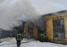 В подмосковной Малаховке загорелся ангар, площадь пожара составила более 500 кв. м