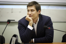 Агитаторы депутата Госдумы Дмитрия Гудкова подали на него в суд за невыплату заработной платы