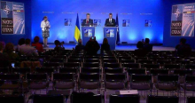 В Сети высмеяли выступление Порошенко на брифинге в пустом зале НАТО