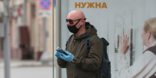 Москвичи покупают маски и перчатки, а депутатов Госдумы обеспечивает ими аппарат