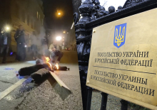 На здании посольства Украины в Москве запустили бегущую строку «Слуга народа служит США»