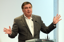 Пользователи соцсетей высмеяли Саакашвили за заправленную в носок штанину