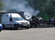 На парковке в Строгино загорелась «Газель», пострадали две соседние машины 