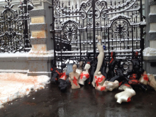 Резиденцию посла Великобритании в Москве снова забросали пластмассовыми конечностями