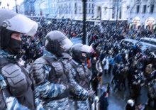 СКР просит заключить под стражу уроженку Украины, обвиняемую в нападении на полицейского на акции 23 января