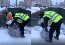 Москвичи сообщили о новой технологии уборки снега при помощи лопаты и хозяйственной сумки