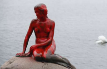 В Дании зоозащитники, беспокоясь за судьбу китов, облили краской статую Русалочки