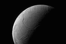  На спутнике Сатурна обнаружен движущийся неопознанный объект
