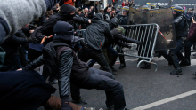 В Париже протестующие в защиту экологии забросали полицейских обувью