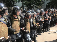Возле здания мэрии Москвы участники митинга избили полицейского