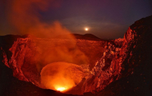 Учёный с проводником провалились в кратер вулкана в Никарагуа