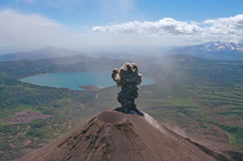 Вулкан Крымский на Камчатке выбросил столб пепла на высоту 7 тысяч метров