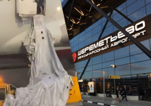 СМИ сообщили о пассажире, открывшего из-за жары аварийный выход самолета в аэропорту Шереметьево