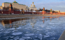 Женщину, катавшуюся на льдине по Москве-реке, спасли сотрудники МЧС