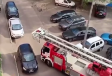 На севере Москвы из-за припаркованных машин пожарные не смогли сразу проехать к месту возгорания