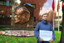 Москвичи вышли на пикет после встречи коммуниста Рашкина с представителями фонда Сороса