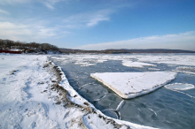 Двоих детей унесло на льдине в Хабаровском крае