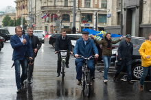 Депутаты ЛДПР приехали в Госдуму на велосипедах, роликах и самокатах