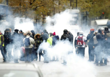 Во Франции в отношении демонстрантов применили слезоточивый газ и водомет