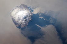 У берегов Камчатки начал извергаться вулкан Алаид