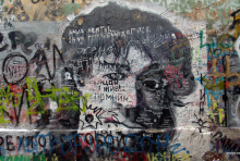 Знаменитую «стену Цоя» на Арбате закрасили 