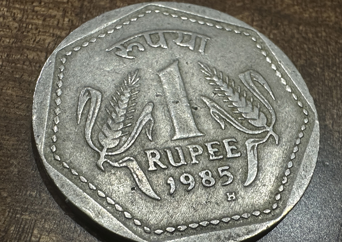 Экономисты назвали более ликвидный актив, который может стать альтернативой рупии