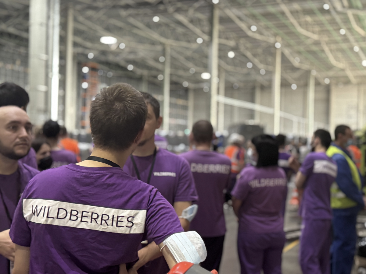 В сортировочном центре Wildberries в Подмосковье прошел антимигрантский рейд