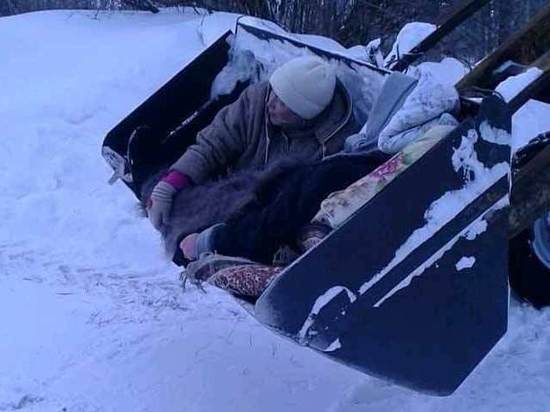 В Татарстане пациентку доставили врачам в ковше трактора