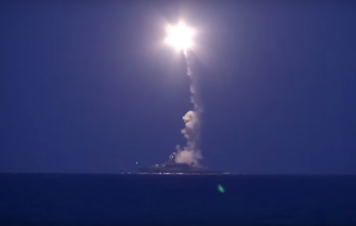 Минобороны РФ опубликовало видео удара по объектам ИГИЛ в Сирии из акватории Каспийского моря 