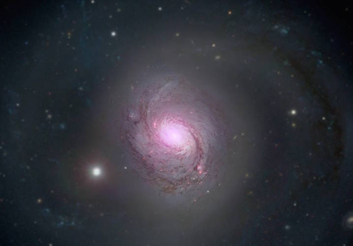 Ученые получили новую фотографию галактики NGC 1068 с черной дырой