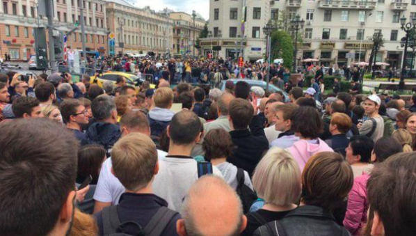 В центре Москвы проходит несогласованная акция в поддержку независимых кандидатов в МГД