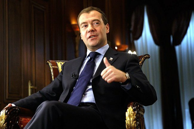 Медведев запретил покупать импортную мебель для госнужд