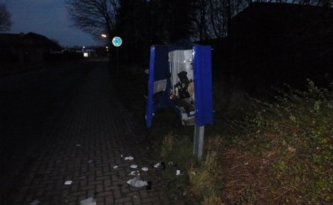   В Германии мужчина погиб при попытке взорвать автомат с презервативами